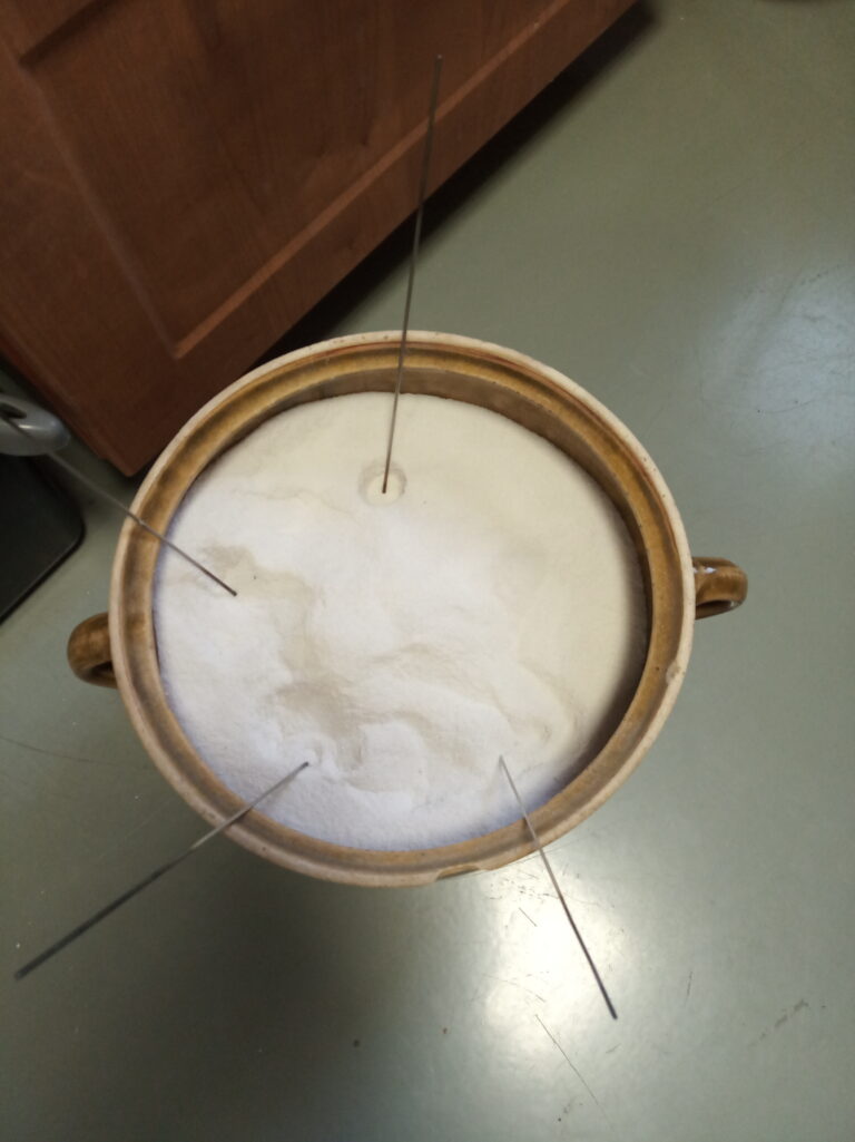 hrnec se sopečným popelem