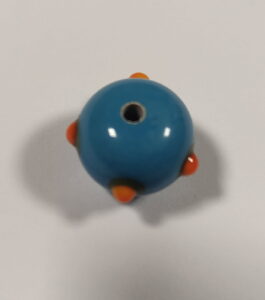 Nezatavené plastické tečky na povrchu vinutky